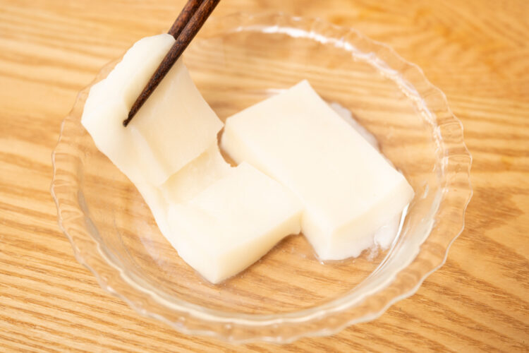 柔らかくなった餅がのびる